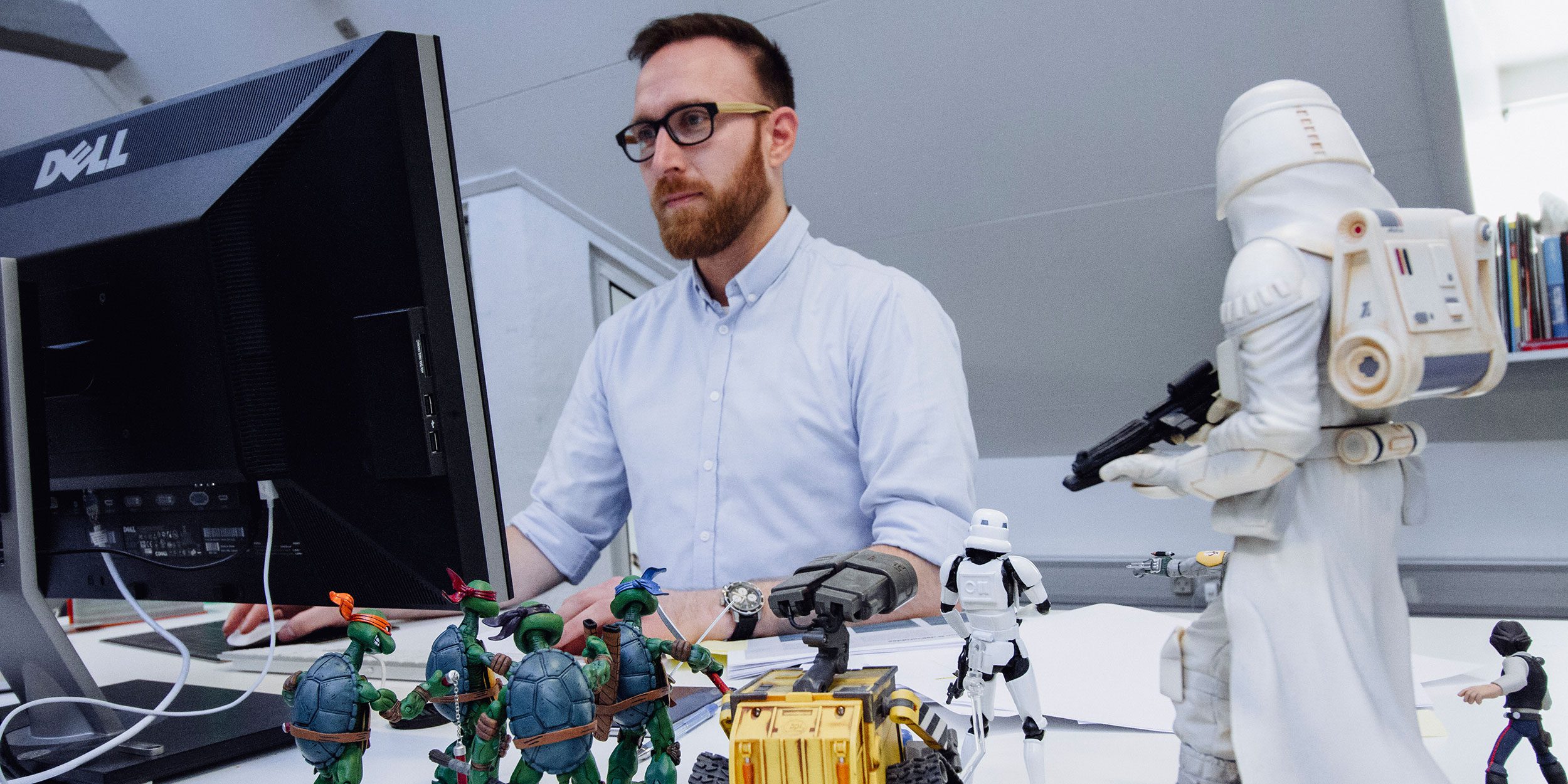 Artlinco employee working at his computer